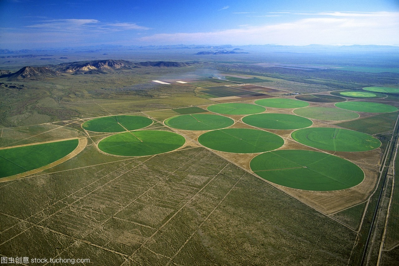 農(nóng)業(yè)-中心支點(diǎn)的鳥瞰圖,位于美國(guó)亞利桑那州dateland附近的沙漠環(huán)境。